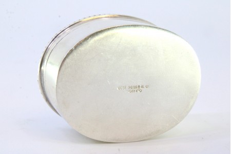 Caixa de comprimidos em prata com friso perlado tampa com pedra verde em forma oval.